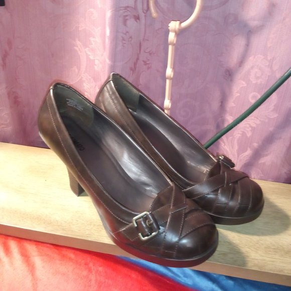 Heel's - Picture 2 of 3